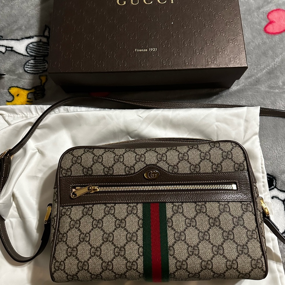 Gucci ophidia medium looks like brandnew!!